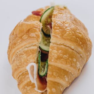 Cezar kroasan mortadella