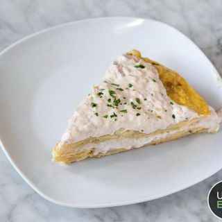 Pintxo Getaria (1ud) Rellenamos Nuestra Tortilla Clásica con Preparado casero de  Atún, Cebolla, Huevo Rallado y Mayonesa Suave