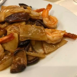 Gambas salteadas con bambú y setas chinas