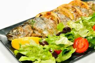 Печена Пастърва със свежа салата-410гр