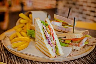 Клуб сандвич с пилешко филе и авокадо (550г)