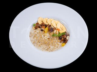 Вівсяна каша з молоком, горіхами та цукатами