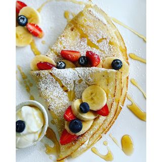 Yoghurt, honey and fruits