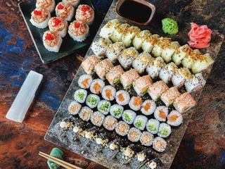 MIX SUSHI WORLD - 66 szt. + 6 szt GRATIS = 72 szt.