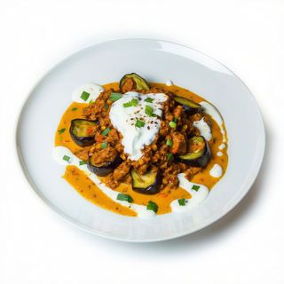 Musaka de berenjenas, cordero tikka, dal y yogurt