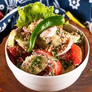 კიტრი-პომიდვრის სალათი ნიგვზით