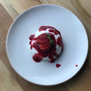 Панакота с ягодов сос