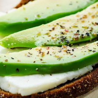 Tostada Con Aguacate Y Queso 