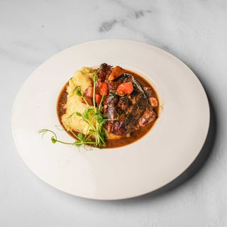 Juneće obrazine u crnom sosu