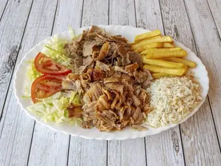 Kebab En Plato Con Ensalada