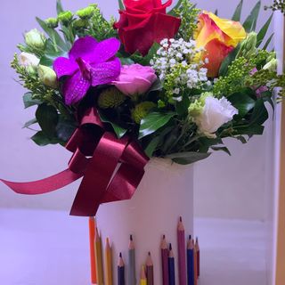 Cutie medie cu creioane 