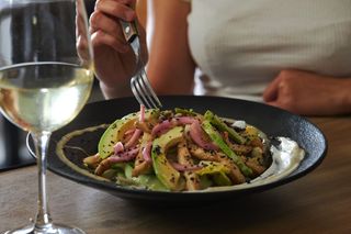 Pileća salata sa avokadom