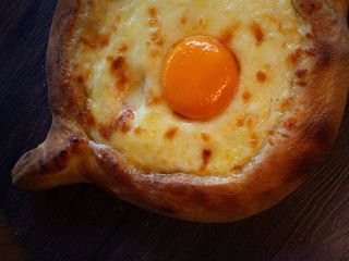 Хачапурі по-Аджарськи з копченим Сулугуні (430г)