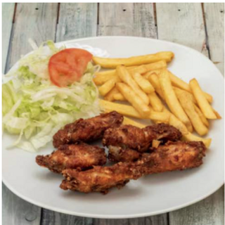 Alitas de pollo (ración) + ensalada + patatas + bebida