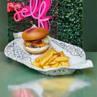 Бургер с хрупкаво пиле