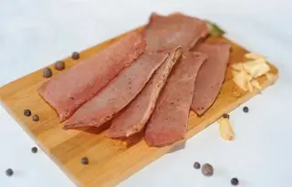 Carne crud zvântată de porc