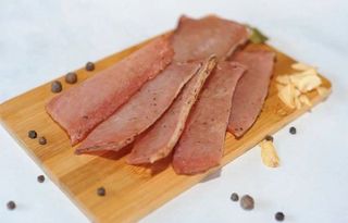 Carne crud zvântată de porc