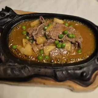 105 Vitello con piselli in salsa"sa-za"alla piastra