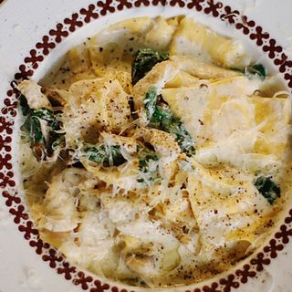 Папарделе у подвійному вершковому соусі з куркою та грибами