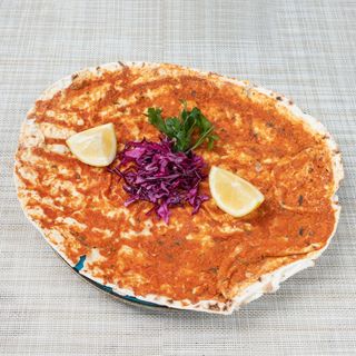 Lahmacun z surówkami i kebabem