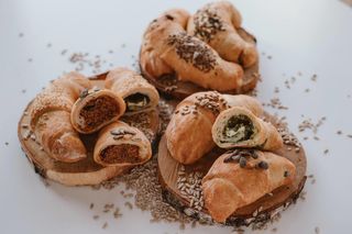 Rogal z nadzieniem wytrawnym: szpinak, ser lazur