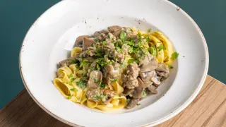 TAGLIATELLE FUNGHI E SALSICCIA
