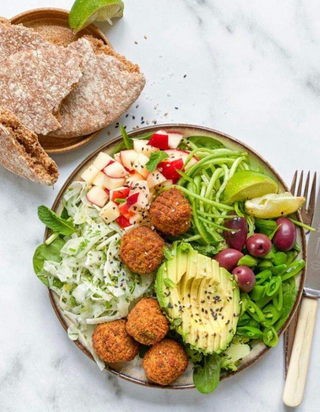 Falafel avokado salata + Sky Cola - AKCIJA