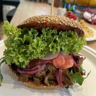 Burger z szarpaną wołowiną