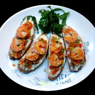 Брускети з креветками та овочею сальсою