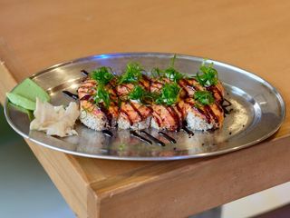 Запечений рол з вугрем (380г)