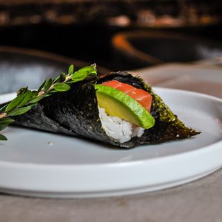 67. Temaki salmone