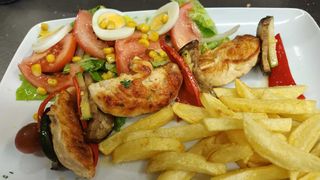 Brocheta De Pollo Con Ensalada Y Fritas