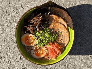 Shoyu Paitan зі свинниим чашу та грибами муер (480g)