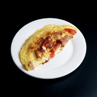 Омлет с сосисками и помидором