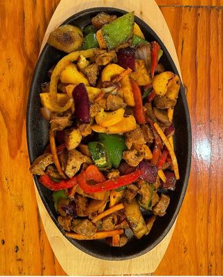 Parrillada de verduras con secreto ibérico y pimientos