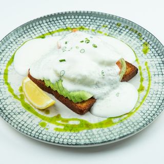 Тост авокадо с лососем и яйцом (285г)