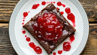 Шоколадово брауни със сладко от горски плодове