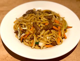 Tallarines fritos con ternera