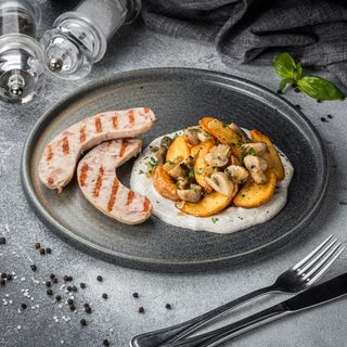 Картопля з грибами та ковбасками