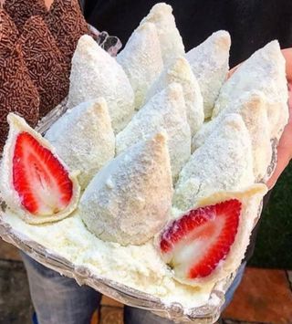 Coxinha de Morango com Leite Nido