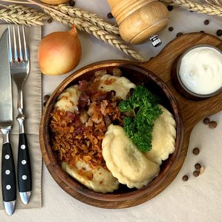 Вареники з картоплею, грибами та шкварками 