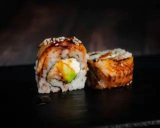 R6. Anguila Uramaki (8 pzs.)