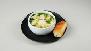 ხორცის პელმენი ბულიონის წვნიანში  პური