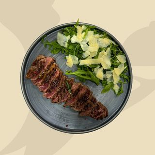 Tagliata di Vitello con rucola e scaglie