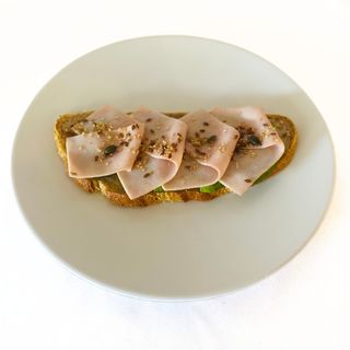 Tostada de Aguacate, Pavo y Semillas