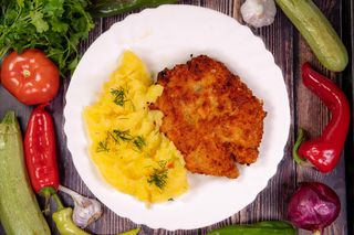 Шницел от кайма с картофена салата (350г)