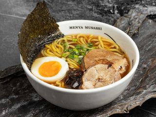 Рамен зі свининою Чашу L (400g)