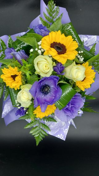 Bouquet di girasoli e fiori viola