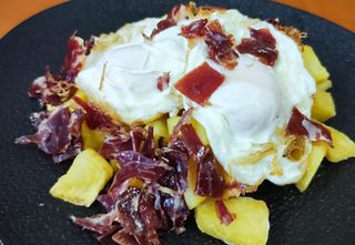 Huevos Rotos Con Jamón Ibérico