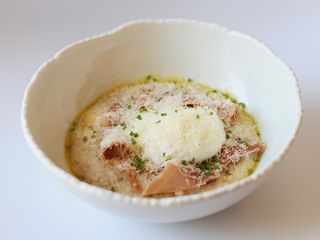 Вівсяна каша з прошутто та яйцем пашот (340г)